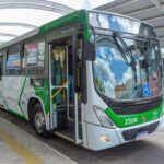 Ônibus urbano branco e verde parado em um terminal, com sua porta central aberta. Ele possui o número "2308" no para-choque dianteiro e a placa "GBY3J34". Acima da janela lateral, lê-se "ROTA DO SERTÃO BAIANO". O para-brisa exibe o símbolo de acessibilidade.