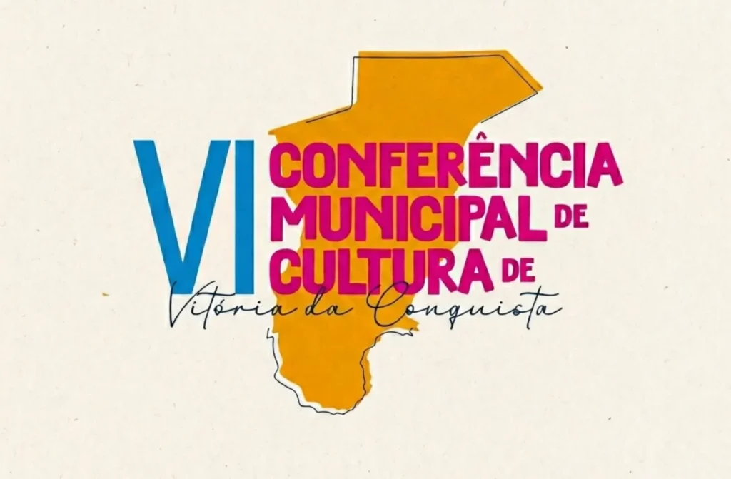Logotipo centralizado sobre um fundo bege claro com textura de papel. No centro, há o contorno do mapa do município de Vitória da Conquista na cor laranja. Sobreposto ao mapa, o texto em letras maiúsculas diz: VI em azul, seguido por CONFERÊNCIA MUNICIPAL DE CULTURA DE em rosa vibrante. Abaixo, em uma fonte cursiva preta, lê-se Vitória da Conquista.
