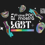 Fundo escuro granulado com texto e ilustrações em branco e colorido. Ao centro, lê-se "2º cine POC mostra", em cima de "LGBT+", com uma barra colorida abaixo. As ilustrações mostram um coração humano, uma boca aberta rindo, outra boca aberta, dois braços e estrelas brancas.